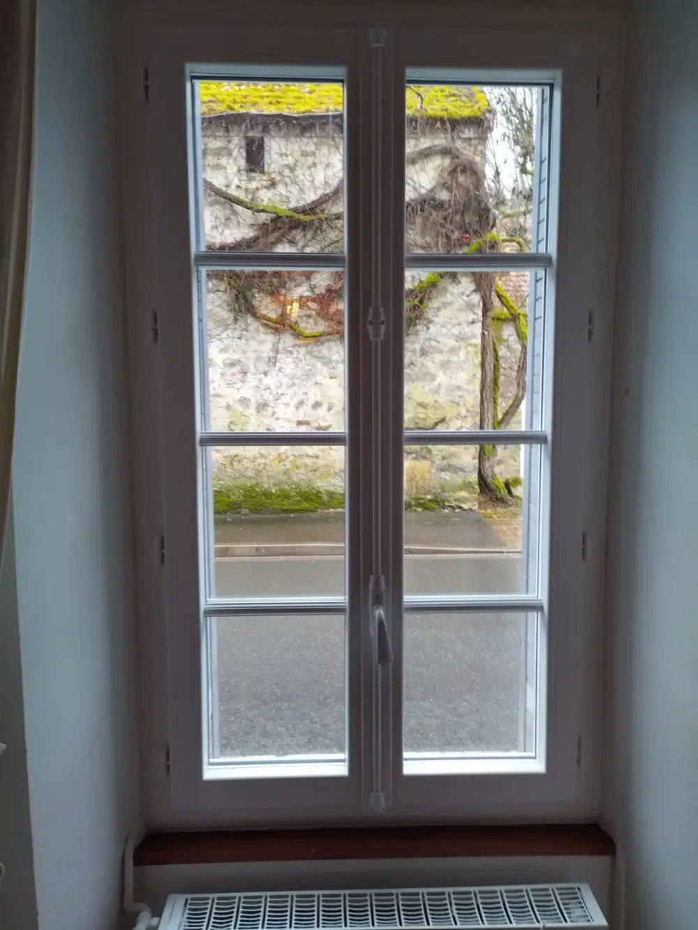 Fenêtre PVC avec fausse crémone à béquille blanche