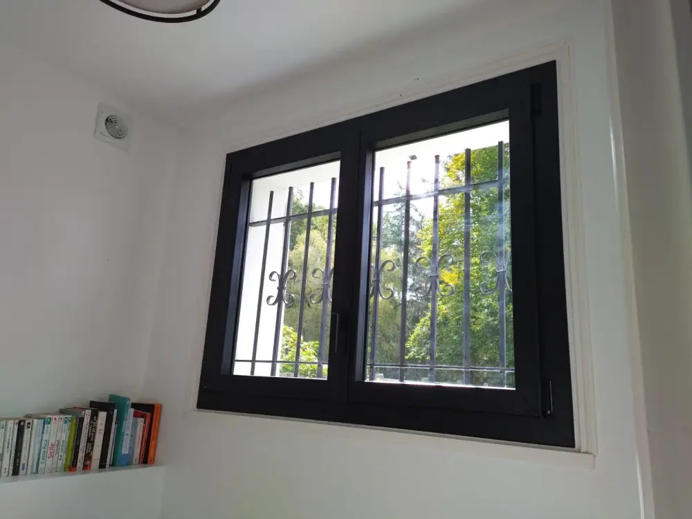 Fenêtre en PVC avec oscillo battant - RAL Noir Graphite