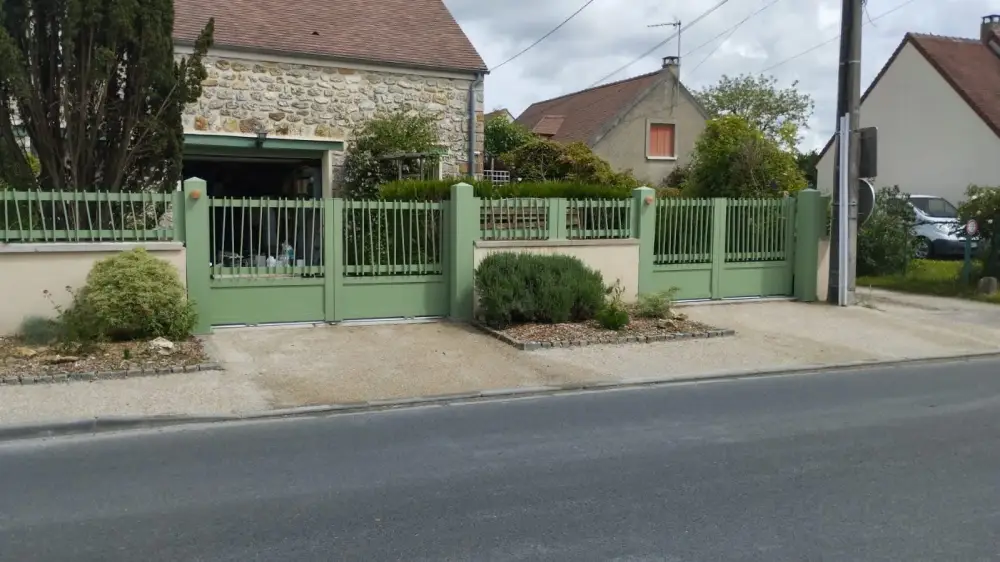 Coulissants motorisés et Clôture ALU modèle MARNE, RAL 6021