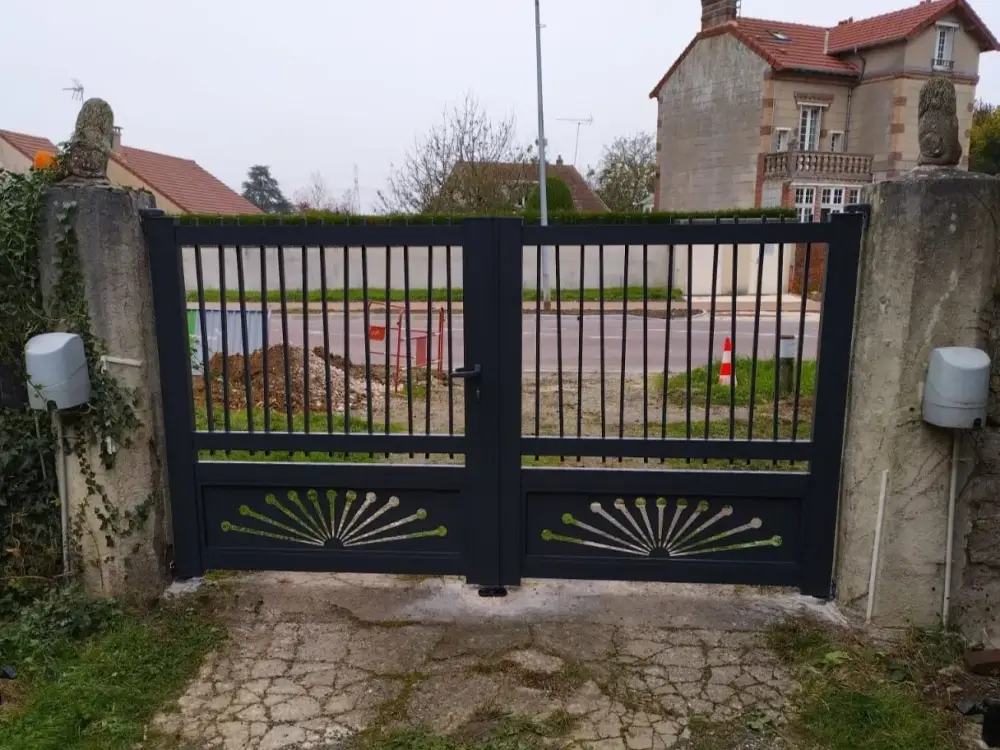 Portail ALU modèle MARNE avec décor, RAL 7016