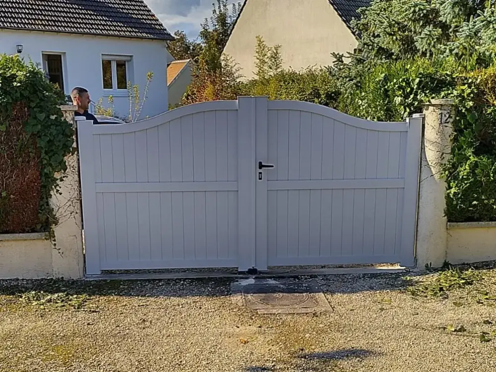 Portail modèle JURA - RAL 7035 Gris clair