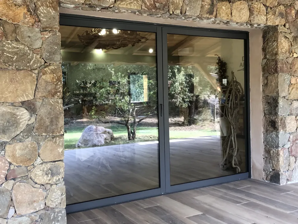 Coulissant à galandage en aluminiumwebp