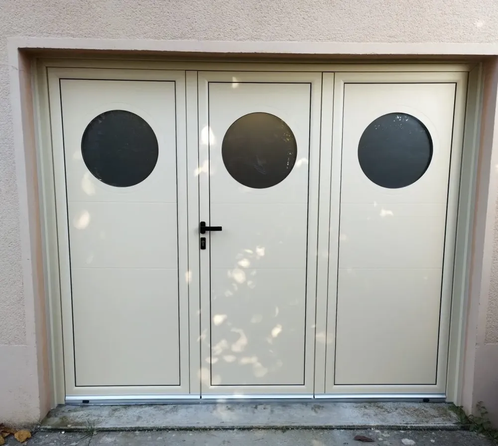 FAA Menuiseries - Porte de garage battante 3 vantaux hublots