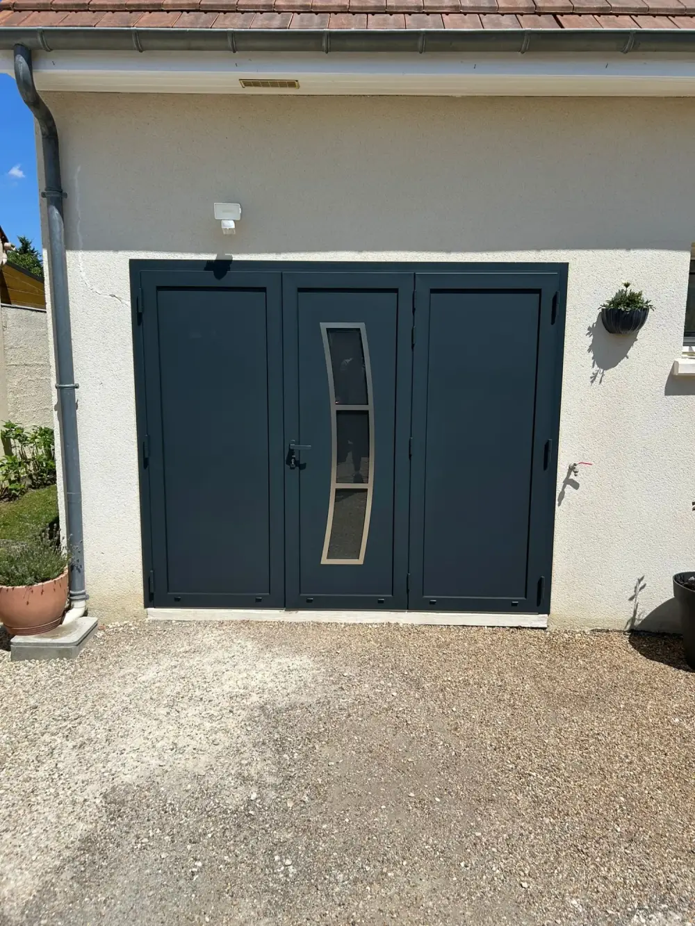 Faa Menuiseries - Porte de garage en ALU avec décors LIPARI ALUNOX