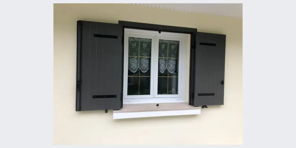 Volets battants aluminium sur précadre