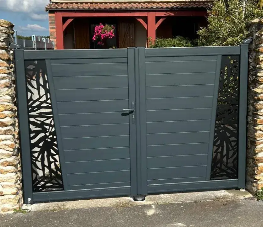 Portail en ALU modèle PLANET avec tôle décorative motif TROPIC(1)