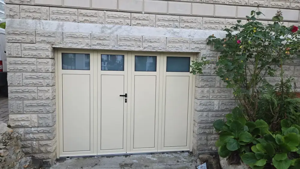 Faa Menuiseries - Porte de garage en ALU, 4 vantaux avec hublots carrés