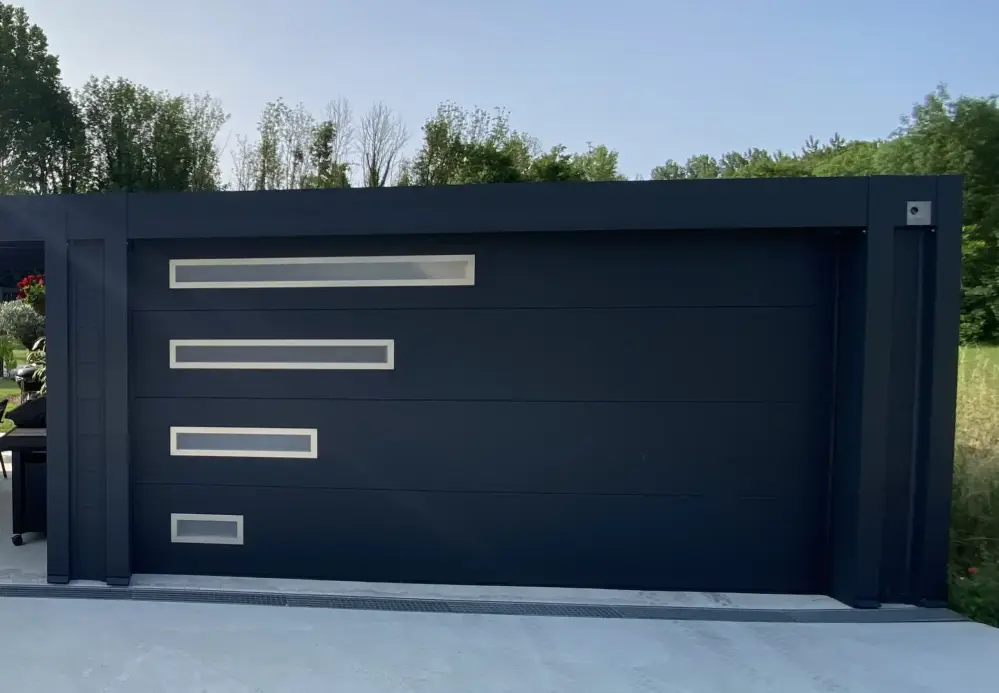 Porte de garage sectionnelle en ALU modèle SEIYA avec décors inox