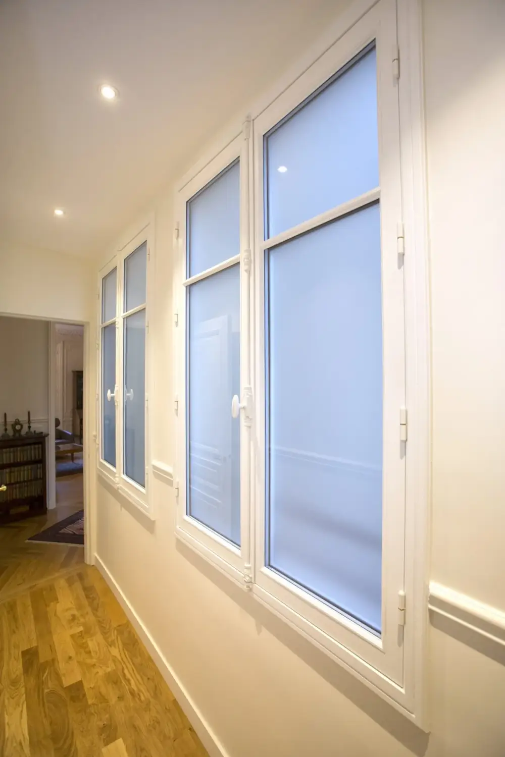 Fenêtre en bois gamme Tradilou avec vitrage décor sablé