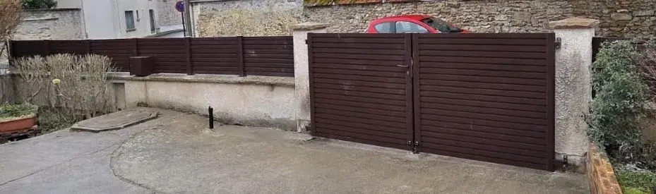 Portail et clôture marron FABRE